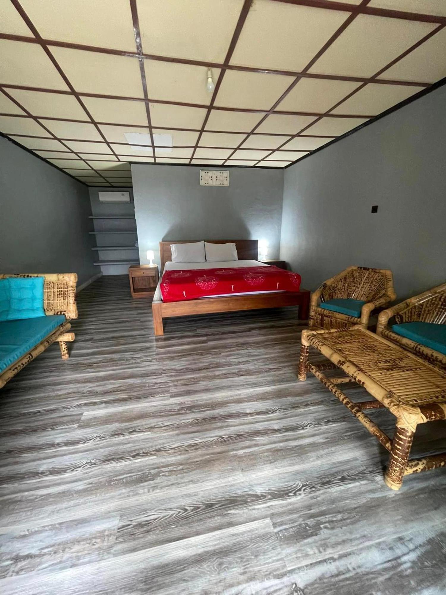 Supersuck Hotel Maluk Extérieur photo
